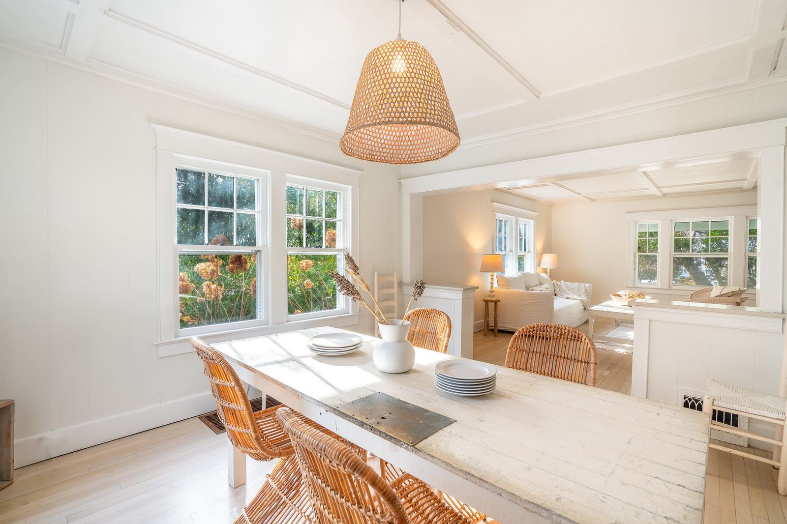 Dining area, alternate angle
